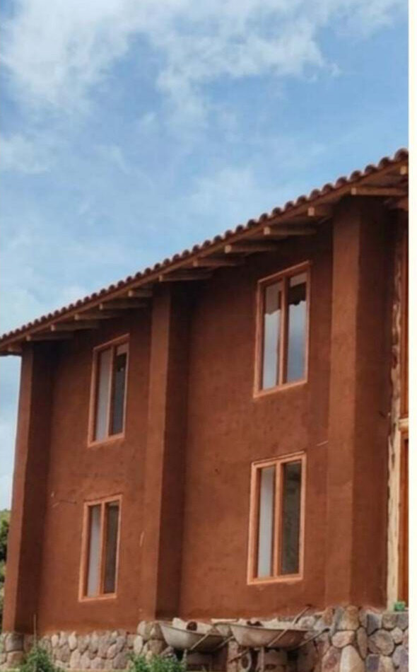 Vivienda de adobe con techo de teja en Villa Tarucas